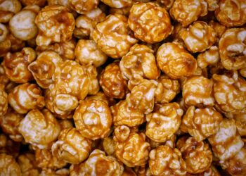 Schaal zoete popcorn met kruidnoten op een houten tafel