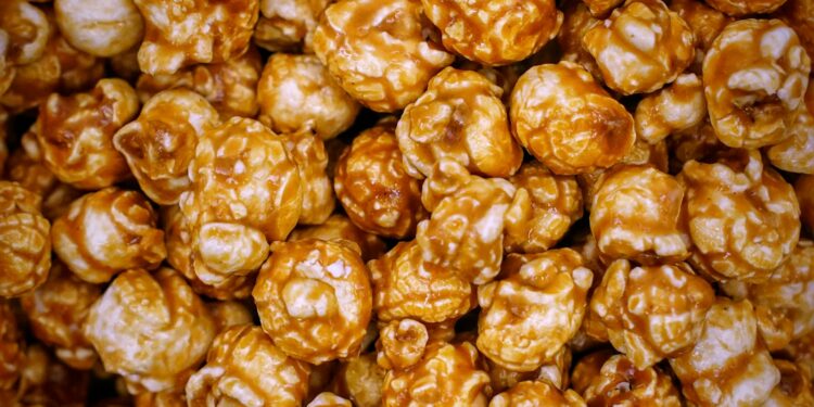 Schaal zoete popcorn met kruidnoten op een houten tafel