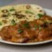 Kom romige pompoencurry met spinazie en naanbrood ernaast