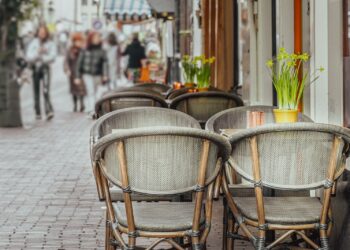 Gedekte tafel in een gezellige bistro met gerechten om te delen