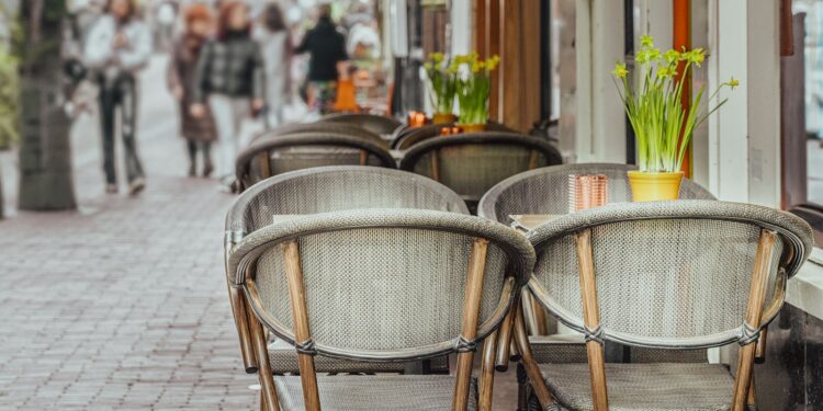 Gedekte tafel in een gezellige bistro met gerechten om te delen