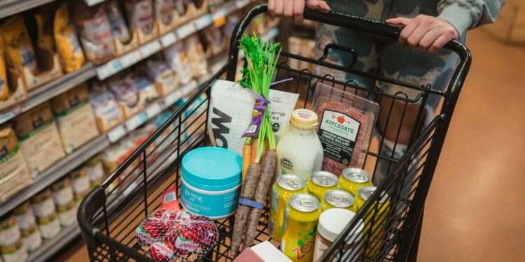 Boodschappenmand met verse producten in een supermarktgang