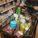 Boodschappenmand met verse producten in een supermarktgang