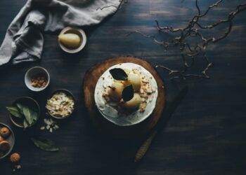 Omgekeerde perencake met glanzende karamel op een taartschaal