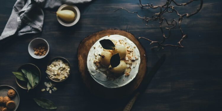 Omgekeerde perencake met glanzende karamel op een taartschaal