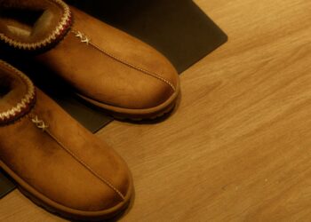 Warme pantoffels op een houten vloer in huis
