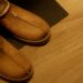 Warme pantoffels op een houten vloer in huis