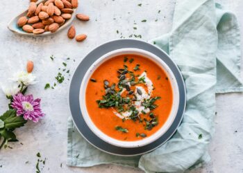 Kom oranje pompoensoep op tafel