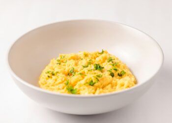 Romig roerei met bieslook op een getoast broodje