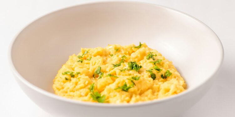 Romig roerei met bieslook op een getoast broodje
