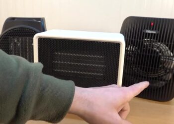 Drie kleine ventilatorkachels naast elkaar op een houten tafel