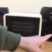 Drie kleine ventilatorkachels naast elkaar op een houten tafel