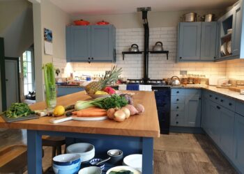 Pan met warme stoofschotel op een keukentafel