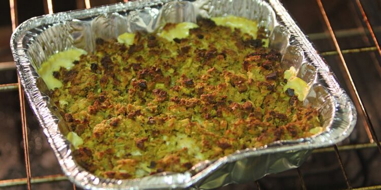 Ovenschaal met witlof, ham en goudbruin gegratineerde kaassaus