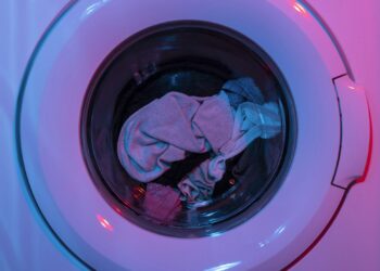Open wasmachine met wasgoed in de trommel