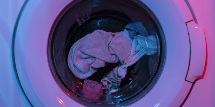 Open wasmachine met wasgoed in de trommel