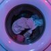Open wasmachine met wasgoed in de trommel